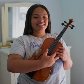 Amariah playing violin at Key to Change
